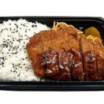 セブンイレブンのロースとんかつ弁当を比較する。税込価格：646円、カロリー：866kcal、1円あたりカロリー：1.34kcal/円、たんぱく質：25g、1円あたりたんぱく質：0.04g/円、脂質：31.5g、炭水化物：121.4g、糖質：119.9g、食物繊維：1.5g、食塩相当量：3.6g。豚ロース肉に醤油等で下味をつけて揚げた旨味のあるとんかつにトマトソース和えスパゲティを組み合わせた食べ応えのあるお弁当です。アレルギー：卵、乳、小麦。