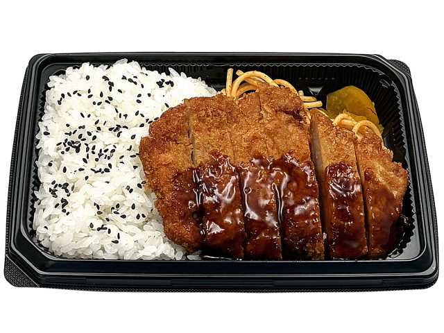 セブンイレブンのロースとんかつ弁当を比較する。税込価格：646円、カロリー：866kcal、1円あたりカロリー：1.34kcal/円、たんぱく質：25g、1円あたりたんぱく質：0.04g/円、脂質：31.5g、炭水化物：121.4g、糖質：119.9g、食物繊維：1.5g、食塩相当量：3.6g。豚ロース肉に醤油等で下味をつけて揚げた旨味のあるとんかつにトマトソース和えスパゲティを組み合わせた食べ応えのあるお弁当です。アレルギー：卵、乳、小麦。