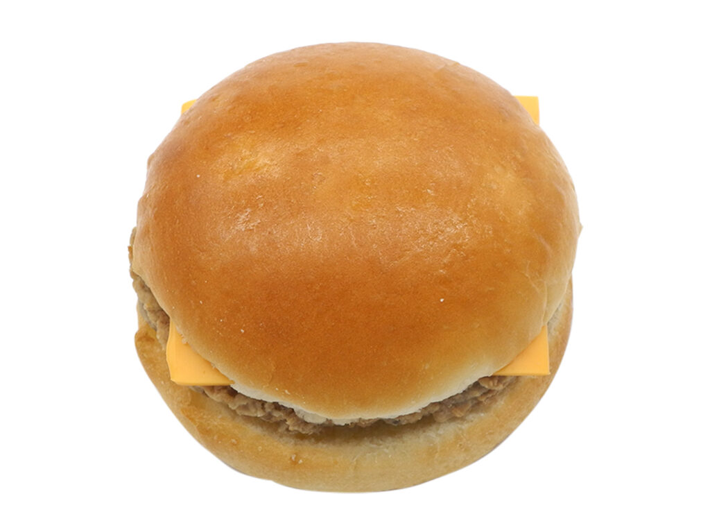 セブンイレブンのチーズバーガーを比較する。税込価格：292円、カロリー：320kcal、1円あたりカロリー：1.10kcal/円、たんぱく質：13.9g、1円あたりたんぱく質：0.05g/円、脂質：13.3g、炭水化物：36.9g、糖質：35.2g、食物繊維：1.7g、食塩相当量：1.9g。平たく焼いたお肉のパティにチェダーチーズを挟んだシンプルなハンバーガーです。アレルギー：卵、乳、小麦。