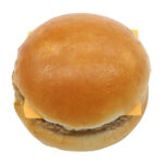 セブンイレブンのチーズバーガーを比較する。税込価格：292円、カロリー：320kcal、1円あたりカロリー：1.10kcal/円、たんぱく質：13.9g、1円あたりたんぱく質：0.05g/円、脂質：13.3g、炭水化物：36.9g、糖質：35.2g、食物繊維：1.7g、食塩相当量：1.9g。平たく焼いたお肉のパティにチェダーチーズを挟んだシンプルなハンバーガーです。アレルギー：卵、乳、小麦。