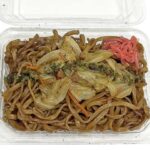 セブンイレブンの沖縄そばでつくったソース焼そばを比較する。税込価格：451円、カロリー：445kcal、1円あたりカロリー：0.99kcal/円、たんぱく質：13.5g、1円あたりたんぱく質：0.03g/円、脂質：11.1g、炭水化物：74g、糖質：71.3g、食物繊維：2.7g、食塩相当量：6.5g。沖縄そばの麺を使ったソース焼そばです。アレルギー：乳、小麦。