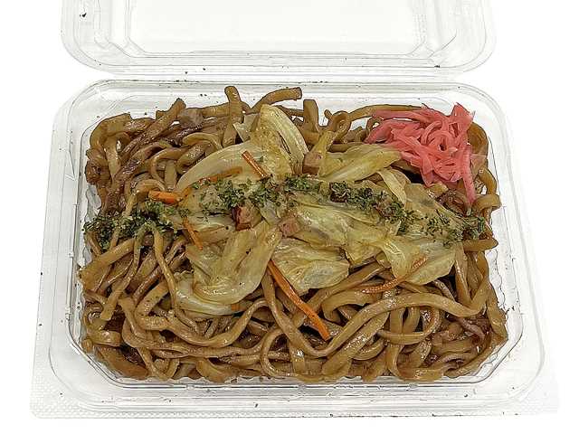 セブンイレブンの沖縄そばでつくったソース焼そばを比較する。税込価格：451円、カロリー：445kcal、1円あたりカロリー：0.99kcal/円、たんぱく質：13.5g、1円あたりたんぱく質：0.03g/円、脂質：11.1g、炭水化物：74g、糖質：71.3g、食物繊維：2.7g、食塩相当量：6.5g。沖縄そばの麺を使ったソース焼そばです。アレルギー：乳、小麦。
