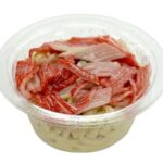 セブンイレブンのカニカマスパゲティ＆マカロニサラダを比較する。税込価格：279円、カロリー：247kcal、1円あたりカロリー：0.89kcal/円、たんぱく質：9.5g、1円あたりたんぱく質：0.03g/円、脂質：14.8g、炭水化物：19.5g、糖質：18.2g、食物繊維：1.3g、食塩相当量：2.6g。カニカマスパゲティサラダとカニカママカロニサラダの両方のおいしさを楽しめる、からし風味のサラダです。アレルギー：卵、小麦、かに。