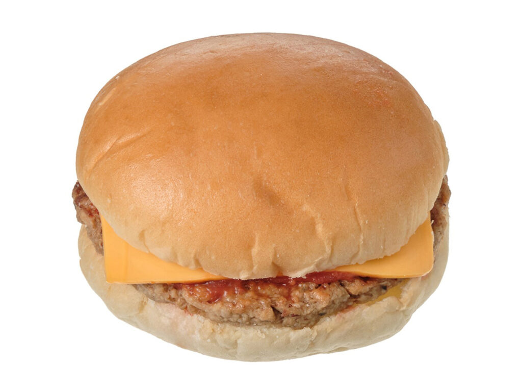 セブンイレブンのチーズバーガーを比較する。税込価格：292円、カロリー：320kcal、1円あたりカロリー：1.10kcal/円、たんぱく質：13.9g、1円あたりたんぱく質：0.05g/円、脂質：13.3g、炭水化物：36.9g、糖質：35.2g、食物繊維：1.7g、食塩相当量：1.9g。パン生地の製造工程を見直すことで、推奨売価（税抜）２６０円から２７０円に変更します。平たく焼いた肉のパティにチェダーチーズを挟んだシンプルなバーガー。アレルギー：卵、乳、小麦。