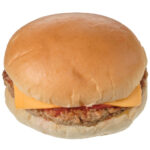 セブンイレブンのチーズバーガーを比較する。税込価格：292円、カロリー：320kcal、1円あたりカロリー：1.10kcal/円、たんぱく質：13.9g、1円あたりたんぱく質：0.05g/円、脂質：13.3g、炭水化物：36.9g、糖質：35.2g、食物繊維：1.7g、食塩相当量：1.9g。パン生地の製造工程を見直すことで、推奨売価（税抜）２６０円から２７０円に変更します。平たく焼いた肉のパティにチェダーチーズを挟んだシンプルなバーガー。アレルギー：卵、乳、小麦。