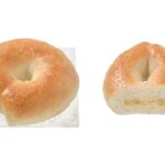 セブンイレブンのもっちり食感のチーズベーグル。税込価格：180円、カロリー：176kcal、たんぱく質：6.7g、脂質：2g、炭水化物：33.5g、糖質：32.1g、食物繊維：1.4g、食塩相当量：0.9g。お店で蒸して仕上げる、しっとりもっちり新食感のベーグルです。濃厚なコクのあるチーズを、もっちり生地で包みました。アレルギー：卵、乳、小麦 特定原材料に準ずる20品目: 大豆。