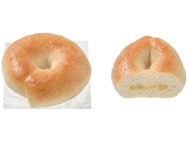 セブンイレブンのもっちり食感のチーズベーグル。税込価格：180円、カロリー：176kcal、たんぱく質：6.7g、脂質：2g、炭水化物：33.5g、糖質：32.1g、食物繊維：1.4g、食塩相当量：0.9g。お店で蒸して仕上げる、しっとりもっちり新食感のベーグルです。濃厚なコクのあるチーズを、もっちり生地で包みました。アレルギー：卵、乳、小麦 特定原材料に準ずる20品目: 大豆。
