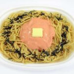 セブンイレブンの大盛 明太マヨのスパゲティを比較する。税込価格:486円、カロリー:718kcal、1円あたりカロリー:1.48kcal/円、たんぱく質:23.7g、1円あたりたんぱく質:0.05g/円、脂質:30.3g、炭水化物:90.5g、糖質:84.8g、食物繊維:5.7g、食塩相当量:4.7g。明太子にマヨネーズを組み合わせた大盛タイプのスパゲティです。アレルギー:卵、乳、小麦。