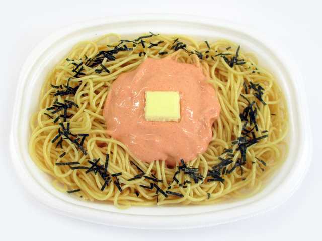 セブンイレブンの大盛 明太マヨのスパゲティを比較する。税込価格：486円、カロリー：718kcal、1円あたりカロリー：1.48kcal/円、たんぱく質：23.7g、1円あたりたんぱく質：0.05g/円、脂質：30.3g、炭水化物：90.5g、糖質：84.8g、食物繊維：5.7g、食塩相当量：4.7g。明太子にマヨネーズを組み合わせた大盛タイプのスパゲティです。アレルギー：卵、乳、小麦。