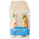 セブンイレブンの照焼チキンとたまごサンドを比較する。税込価格：367円、カロリー：337kcal、1円あたりカロリー：0.92kcal/円、たんぱく質：16.1g、1円あたりたんぱく質：0.04g/円、脂質：18.6g、炭水化物：26.9g、糖質：25.5g、食物繊維：1.4g、食塩相当量：2.2g。ジューシーな鶏モモ肉に照焼ソースを合わせ、茹で玉子とたまごサラダをはさみました。アレルギー：卵、乳、小麦。