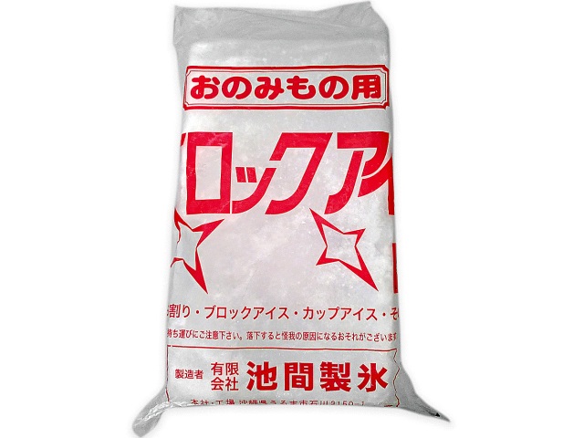 セブンイレブンのブロックアイス４ｋｇを比較する。税込価格：365円。