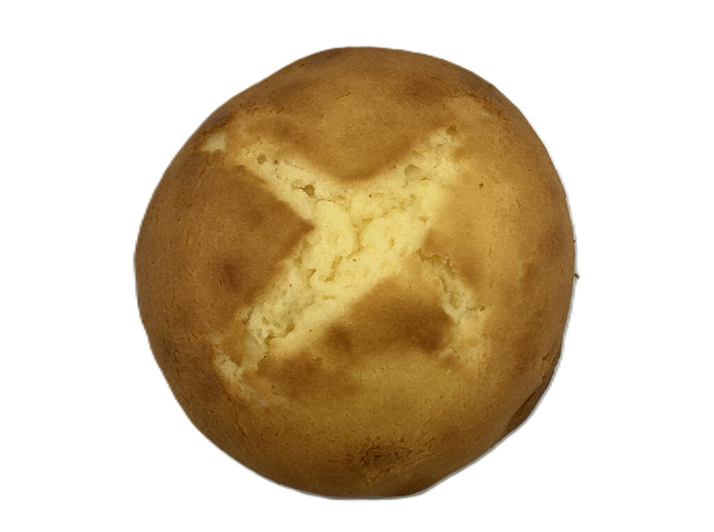 セブンイレブンの甘食風しっとりケーキを比較する。税込価格：127円、カロリー：351kcal、1円あたりカロリー：2.75kcal/円、たんぱく質：4.4g、1円あたりたんぱく質：0.03g/円、脂質：17.4g、炭水化物：45g、糖質：43.6g、食物繊維：1.4g、食塩相当量：0.6g。生地表面は香ばしく中生地はしっとりとした食感で、昔懐かしい甘食をケーキ風に仕上げた菓子パンです。アレルギー：卵、乳、小麦。