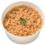 セブンイレブンの鉄鍋炒めのキムチ炒飯。税込価格：430円、カロリー：561kcal、たんぱく質：16.8g、脂質：14.1g、炭水化物：93.3g、糖質：90g、食物繊維：3.3g、食塩相当量：5.9g。コチュジャンやにんにくなどで味付けした旨辛いキムチ炒飯です。アレルギー：卵、小麦、かに。