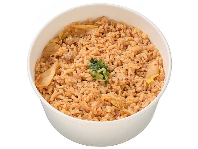 セブンイレブンの鉄鍋炒めのキムチ炒飯。税込価格：430円、カロリー：561kcal、たんぱく質：16.8g、脂質：14.1g、炭水化物：93.3g、糖質：90g、食物繊維：3.3g、食塩相当量：5.9g。コチュジャンやにんにくなどで味付けした旨辛いキムチ炒飯です。アレルギー：卵、小麦、かに。
