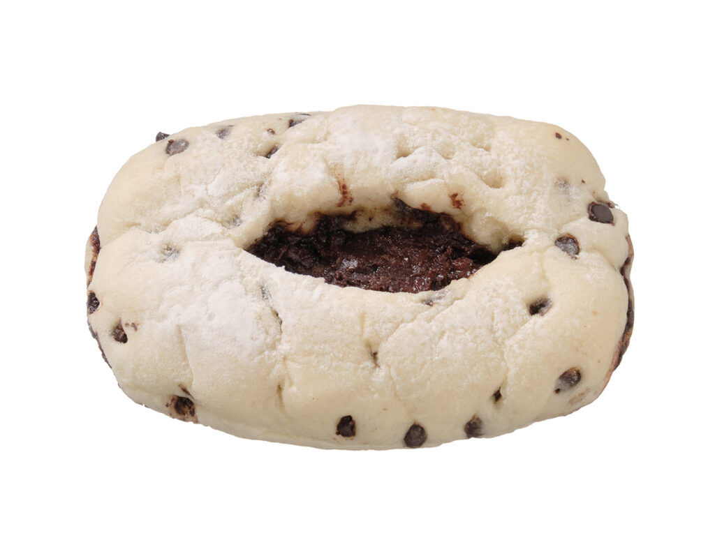 セブンイレブンのダブルチョコロールを比較する。税込価格：192円、カロリー：358kcal、1円あたりカロリー：1.86kcal/円、たんぱく質：5.9g、1円あたりたんぱく質：0.03g/円、脂質：16.4g、炭水化物：47.9g、糖質：45.5g、食物繊維：2.4g、食塩相当量：0.6g。ふんわりとした食感の白い生地にチョコチップを練りこみ、なめらかなチョコクリームを包んだ菓子パンです。アレルギー：卵、乳、小麦。