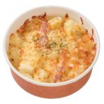 セブンイレブンのあつあつオーブン焼き北海道産じゃがいもを比較する。税込価格：300円、カロリー：180kcal、1円あたりカロリー：0.60kcal/円、たんぱく質：6.2g、1円あたりたんぱく質：0.02g/円、脂質：7.3g、炭水化物：23.3g、糖質：21.4g、食物繊維：1.9g、食塩相当量：1.4g。北海道産のじゃがいもを使用し、野菜本来の味を楽しめるチーズ焼きの仕立てです。アレルギー：卵、乳、小麦。