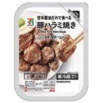 セブンイレブンの７プレミアム 豚ハラミ焼きを比較する。税込価格：376円、カロリー：129kcal、1円あたりカロリー：0.34kcal/円、たんぱく質：10.6g、1円あたりたんぱく質：0.03g/円、脂質：7.8g、炭水化物：4.3g、糖質：3.8g、食物繊維：0.5g、食塩相当量：2g。香ばしい直火焼きの香りと、豚ハラミの食感、うま味が楽しめます。甘辛い醤油だれに絡めて召し上がりください。アレルギー：卵、乳、小麦。