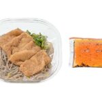 味染みお揚げの冷しきつねそば セブンイレブン 粗挽きと細挽きのそば粉を使用し、そばの風味としなやかなのど越しを味わえる商品です。甘めに煮た油揚げとねぎを盛り付けました。