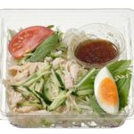 セブンイレブンのシャキシャキ野菜と蒸し鶏のサラダを比較する。税込価格：430円、カロリー：93kcal、1円あたりカロリー：0.22kcal/円、たんぱく質：12.2g、1円あたりたんぱく質：0.03g/円、脂質：2.7g、炭水化物：6.5g、糖質：3.6g、食物繊維：2.9g、食塩相当量：2g。生野菜と蒸し鶏、半熟たまごを一緒に召し上がっていただく満足感のあるサラダです。アレルギー：卵、小麦。