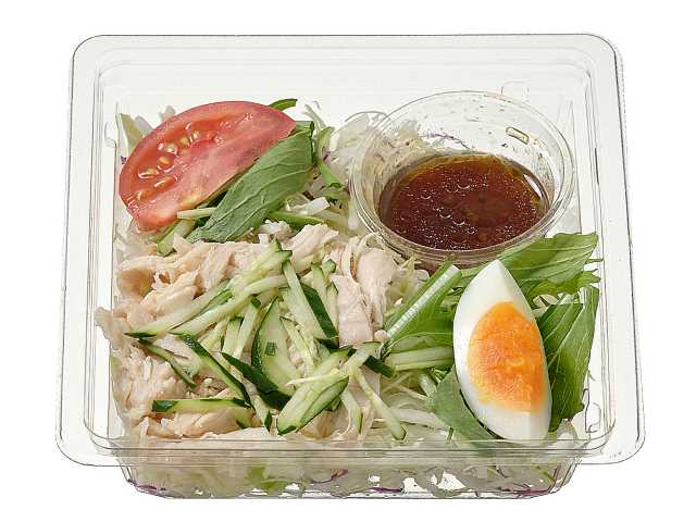 セブンイレブンのシャキシャキ野菜と蒸し鶏のサラダを比較する。税込価格：430円、カロリー：93kcal、1円あたりカロリー：0.22kcal/円、たんぱく質：12.2g、1円あたりたんぱく質：0.03g/円、脂質：2.7g、炭水化物：6.5g、糖質：3.6g、食物繊維：2.9g、食塩相当量：2g。生野菜と蒸し鶏、半熟たまごを一緒に召し上がっていただく満足感のあるサラダです。アレルギー：卵、小麦。