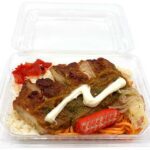 セブンイレブンの洋風パック弁当 カレーチキン＆チーズソースを比較する。税込価格：538円、カロリー：643kcal、1円あたりカロリー：1.20kcal/円、たんぱく質：27.5g、1円あたりたんぱく質：0.05g/円、脂質：17.4g、炭水化物：95.4g、糖質：92.8g、食物繊維：2.6g、食塩相当量：5g。フードパックに洋風具材を詰め込んだお弁当です。カレーソースとチーズソースをかけたタンドリーチキンの他に、ピラフやナポリタン等を盛付けました。アレルギー：卵、乳、小麦。