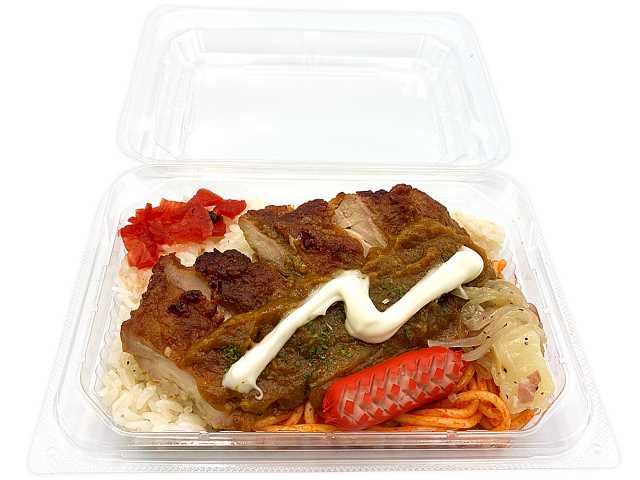 セブンイレブンの洋風パック弁当 カレーチキン＆チーズソースを比較する。税込価格：538円、カロリー：643kcal、1円あたりカロリー：1.20kcal/円、たんぱく質：27.5g、1円あたりたんぱく質：0.05g/円、脂質：17.4g、炭水化物：95.4g、糖質：92.8g、食物繊維：2.6g、食塩相当量：5g。フードパックに洋風具材を詰め込んだお弁当です。カレーソースとチーズソースをかけたタンドリーチキンの他に、ピラフやナポリタン等を盛付けました。アレルギー：卵、乳、小麦。
