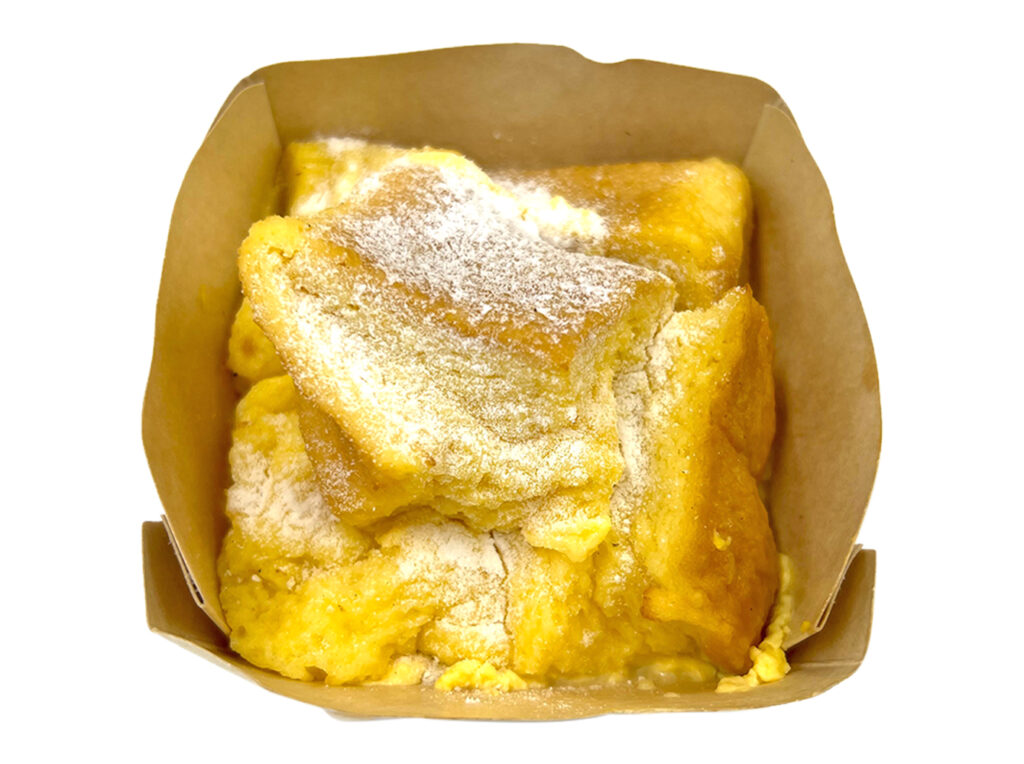 セブンイレブンの冷たいまま食べる フレンチトーストを比較する。税込価格：270円、カロリー：371kcal、1円あたりカロリー：1.37kcal/円、たんぱく質：10.2g、1円あたりたんぱく質：0.04g/円、脂質：17.6g、炭水化物：43.5g、糖質：42.4g、食物繊維：1.1g、食塩相当量：1.1g。卵黄と生クリームを合わせたフレンチ液を、中まで染み込ませたふんわり食感のフレンチトーストです。アレルギー：卵、乳、小麦。