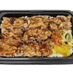 セブンイレブンのコク旨だれの炭火焼き牛カルビ弁当を比較する。税込価格：700円、カロリー：718kcal、1円あたりカロリー：1.03kcal/円、たんぱく質：15.4g、1円あたりたんぱく質：0.02g/円、脂質：22.5g、炭水化物：114.2g、糖質：112.8g、食物繊維：1.4g、食塩相当量：2.4g。炭火で焼いた牛カルビに、コクと旨味がありすっきりとした甘みのタレをかけたご飯の進むお弁当です。アレルギー：卵、小麦。