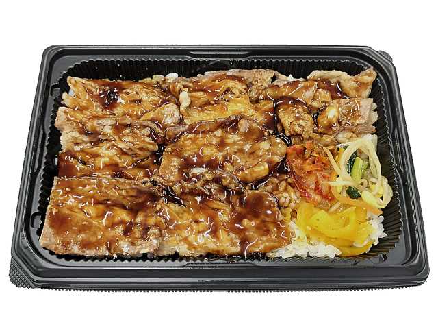 セブンイレブンのコク旨だれの炭火焼き牛カルビ弁当を比較する。税込価格：700円、カロリー：718kcal、1円あたりカロリー：1.03kcal/円、たんぱく質：15.4g、1円あたりたんぱく質：0.02g/円、脂質：22.5g、炭水化物：114.2g、糖質：112.8g、食物繊維：1.4g、食塩相当量：2.4g。炭火で焼いた牛カルビに、コクと旨味がありすっきりとした甘みのタレをかけたご飯の進むお弁当です。アレルギー：卵、小麦。