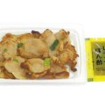 セブンイレブンのねぎ塩鶏はらみ レモンポン酢付きを比較する。税込価格：484円、カロリー：213kcal、1円あたりカロリー：0.44kcal/円、たんぱく質：18.6g、1円あたりたんぱく質：0.04g/円、脂質：13.8g、炭水化物：3.6g、糖質：3.4g、食物繊維：0.2g、食塩相当量：3.4g。コリコリとした食感と肉の旨みが感じられる鶏はらみを、塩胡椒で味付けし焼き上げたシンプルなおつまみです。お好みでレモンポン酢をかけてお召し上がりください。アレルギー：小麦。