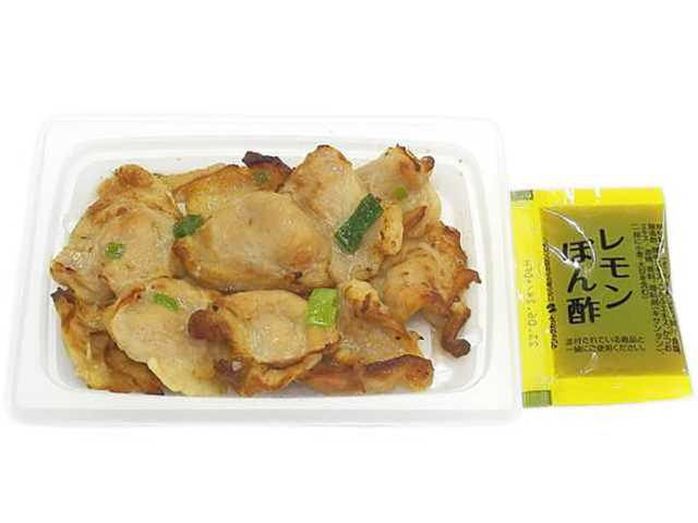 セブンイレブンのねぎ塩鶏はらみ レモンポン酢付きを比較する。税込価格：484円、カロリー：213kcal、1円あたりカロリー：0.44kcal/円、たんぱく質：18.6g、1円あたりたんぱく質：0.04g/円、脂質：13.8g、炭水化物：3.6g、糖質：3.4g、食物繊維：0.2g、食塩相当量：3.4g。コリコリとした食感と肉の旨みが感じられる鶏はらみを、塩胡椒で味付けし焼き上げたシンプルなおつまみです。お好みでレモンポン酢をかけてお召し上がりください。アレルギー：小麦。