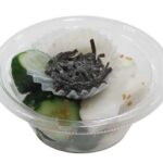 塩昆布で食べるおつまみかぶ胡瓜 セブンイレブン 胡瓜、かぶをそれぞれ漬け込んでいりごまを和え、塩昆布を振りかけて食べる漬物。ご飯やお酒のお供に食べる商品。