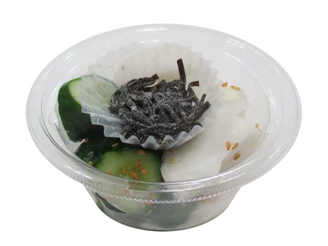 塩昆布で食べるおつまみかぶ胡瓜 セブンイレブン 胡瓜、かぶをそれぞれ漬け込んでいりごまを和え、塩昆布を振りかけて食べる漬物。ご飯やお酒のお供に食べる商品。