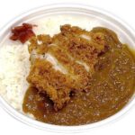 セブンイレブンのチキンカツカレーを比較する。税込価格：700円、カロリー：848kcal、1円あたりカロリー：1.21kcal/円、たんぱく質：30.5g、1円あたりたんぱく質：0.04g/円、脂質：36.3g、炭水化物：101.2g、糖質：98.3g、食物繊維：2.9g、食塩相当量：4.9g。スパイスを効かせたカレーに、食べ応えのあるチキンカツを盛り付けました。アレルギー：乳、小麦。
