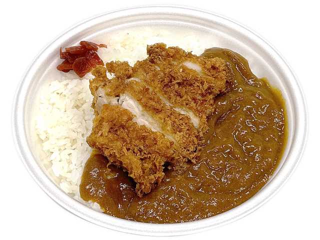 セブンイレブンのチキンカツカレーを比較する。税込価格：700円、カロリー：848kcal、1円あたりカロリー：1.21kcal/円、たんぱく質：30.5g、1円あたりたんぱく質：0.04g/円、脂質：36.3g、炭水化物：101.2g、糖質：98.3g、食物繊維：2.9g、食塩相当量：4.9g。スパイスを効かせたカレーに、食べ応えのあるチキンカツを盛り付けました。アレルギー：乳、小麦。