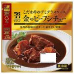 セブンイレブンの７プレミアムゴールド 金のビーフシチューを比較する。税込価格：497円、カロリー：435kcal、1円あたりカロリー：0.88kcal/円、たんぱく質：19.9g、1円あたりたんぱく質：0.04g/円、脂質：29.5g、炭水化物：24g、糖質：21.1g、食物繊維：2.9g、食塩相当量：2.7g。７プレミアムゴールドシリーズです。柔らかい牛肉を濃厚で香り高いデミグラスソースでじっくり煮込んだビーフシチューです。アレルギー：乳、小麦。