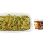 セブンイレブンの鉄板で焼いた にらチヂミ。税込価格：397円、カロリー：385kcal、たんぱく質：11g、脂質：13.3g、炭水化物：57.2g、糖質：53.6g、食物繊維：3.6g、食塩相当量：3.5g。鉄板で１枚１枚焼き上げたチヂミです。酢醤油ベースに辛みをきかせたタレ付きです。アレルギー：卵、小麦。