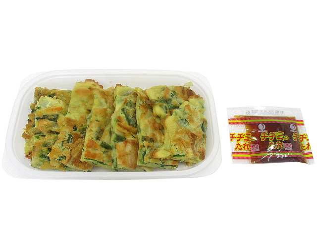 セブンイレブンの鉄板で焼いた にらチヂミ。税込価格：397円、カロリー：385kcal、たんぱく質：11g、脂質：13.3g、炭水化物：57.2g、糖質：53.6g、食物繊維：3.6g、食塩相当量：3.5g。鉄板で１枚１枚焼き上げたチヂミです。酢醤油ベースに辛みをきかせたタレ付きです。アレルギー：卵、小麦。