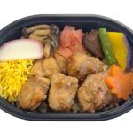 セブンイレブンの鶏釜めし仕立て もち麦入り。税込価格：430円、カロリー：357kcal、たんぱく質：17.1g、脂質：5.5g、炭水化物：62.2g、糖質：57.1g、食物繊維：5.1g、食塩相当量：2.2g。ぷちもちとした食感のよいもち麦が入っただし飯と、鶏肉やさつまいも，しめじ煮などのおかずを組み合わせた彩りのよいお弁当です。アレルギー：卵、小麦。