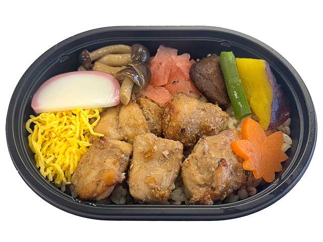セブンイレブンの鶏釜めし仕立て もち麦入り。税込価格：430円、カロリー：357kcal、たんぱく質：17.1g、脂質：5.5g、炭水化物：62.2g、糖質：57.1g、食物繊維：5.1g、食塩相当量：2.2g。ぷちもちとした食感のよいもち麦が入っただし飯と、鶏肉やさつまいも，しめじ煮などのおかずを組み合わせた彩りのよいお弁当です。アレルギー：卵、小麦。