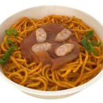 セブンイレブンの香ばし炒めの太麺ナポリタンを比較する。税込価格：464円、カロリー：588kcal、1円あたりカロリー：1.27kcal/円、たんぱく質：17.4g、1円あたりたんぱく質：0.04g/円、脂質：20.3g、炭水化物：87.1g、糖質：80.9g、食物繊維：6.2g、食塩相当量：5.4g。甘味と酸味のバランスが良く、炒めの香ばしさで食べ進みの良いナポリタンです。アレルギー：卵、乳、小麦。