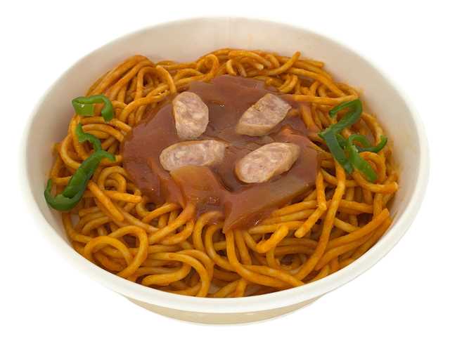 セブンイレブンの香ばし炒めの太麺ナポリタンを比較する。税込価格：464円、カロリー：588kcal、1円あたりカロリー：1.27kcal/円、たんぱく質：17.4g、1円あたりたんぱく質：0.04g/円、脂質：20.3g、炭水化物：87.1g、糖質：80.9g、食物繊維：6.2g、食塩相当量：5.4g。甘味と酸味のバランスが良く、炒めの香ばしさで食べ進みの良いナポリタンです。アレルギー：卵、乳、小麦。