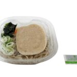 セブンイレブンの濃厚だし割りとろろのミニ冷しぶっかけそば。税込価格：421円、カロリー：196kcal、たんぱく質：9.3g、脂質：2.1g、炭水化物：36.7g、糖質：33.3g、食物繊維：3.4g、食塩相当量：1.8g。ミニタイプのとろろそばです。濃厚なだしで割ったとろろに、わかめとねぎで食感にアクセントを加えた冷たいお蕎麦です。アレルギー：卵、小麦、そば。