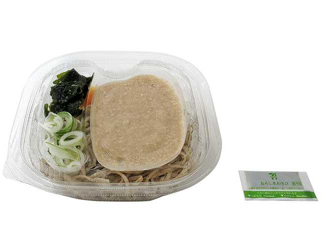 セブンイレブンの濃厚だし割りとろろのミニ冷しぶっかけそば。税込価格：421円、カロリー：196kcal、たんぱく質：9.3g、脂質：2.1g、炭水化物：36.7g、糖質：33.3g、食物繊維：3.4g、食塩相当量：1.8g。ミニタイプのとろろそばです。濃厚なだしで割ったとろろに、わかめとねぎで食感にアクセントを加えた冷たいお蕎麦です。アレルギー：卵、小麦、そば。