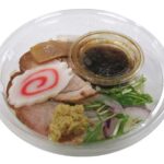 セブンイレブンの生姜醤油のラーメンサラダを比較する。税込価格：376円、カロリー：320kcal、1円あたりカロリー：0.85kcal/円、たんぱく質：11.7g、1円あたりたんぱく質：0.03g/円、脂質：9g、炭水化物：49.4g、糖質：46.9g、食物繊維：2.5g、食塩相当量：2.5g。新潟で認知度の高い「生姜醤油ラーメン」のスープの味をドレッシングで再現したラーメンサラダです。アレルギー：卵、乳、小麦。