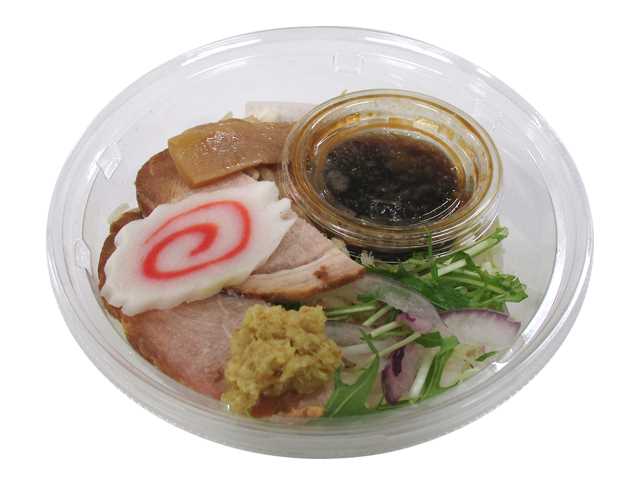 セブンイレブンの生姜醤油のラーメンサラダを比較する。税込価格：376円、カロリー：320kcal、1円あたりカロリー：0.85kcal/円、たんぱく質：11.7g、1円あたりたんぱく質：0.03g/円、脂質：9g、炭水化物：49.4g、糖質：46.9g、食物繊維：2.5g、食塩相当量：2.5g。新潟で認知度の高い「生姜醤油ラーメン」のスープの味をドレッシングで再現したラーメンサラダです。アレルギー：卵、乳、小麦。