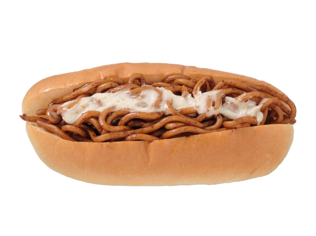 ７プレミアム マヨネーズ入り焼きそばパン セブンイレブン 専用に開発した丸太麺とソースを合わせ香ばしくいためた焼きそばをトッピングしました。マヨネーズ入りで食欲をそそります。
