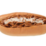 ７プレミアム マヨネーズ入り焼きそばパン セブンイレブン 専用に開発した丸太麺とソースを合わせ香ばしくいためた焼きそばをトッピングしました。マヨネーズ入りで食欲をそそります。