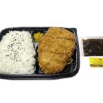 セブンイレブンの豚ロースとんかつ弁当を比較する。税込価格：689円、カロリー：771kcal、1円あたりカロリー：1.12kcal/円、たんぱく質：28.1g、1円あたりたんぱく質：0.04g/円、脂質：24.4g、炭水化物：111.2g、糖質：108.3g、食物繊維：2.9g、食塩相当量：3.7g。原材料高騰のため、商品価格を変更しております。豚ロース肉に醤油等で下味をつけたとんかつを盛り付けたお弁当です。アレルギー：卵、小麦。