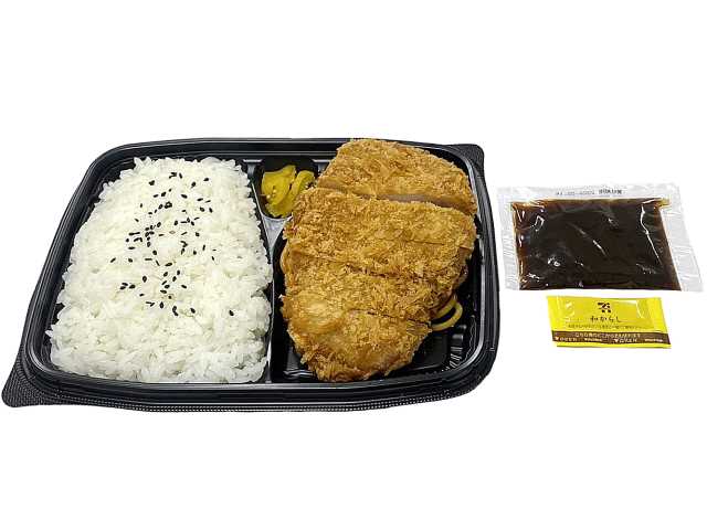 セブンイレブンの豚ロースとんかつ弁当を比較する。税込価格：689円、カロリー：771kcal、1円あたりカロリー：1.12kcal/円、たんぱく質：28.1g、1円あたりたんぱく質：0.04g/円、脂質：24.4g、炭水化物：111.2g、糖質：108.3g、食物繊維：2.9g、食塩相当量：3.7g。原材料高騰のため、商品価格を変更しております。豚ロース肉に醤油等で下味をつけたとんかつを盛り付けたお弁当です。アレルギー：卵、小麦。